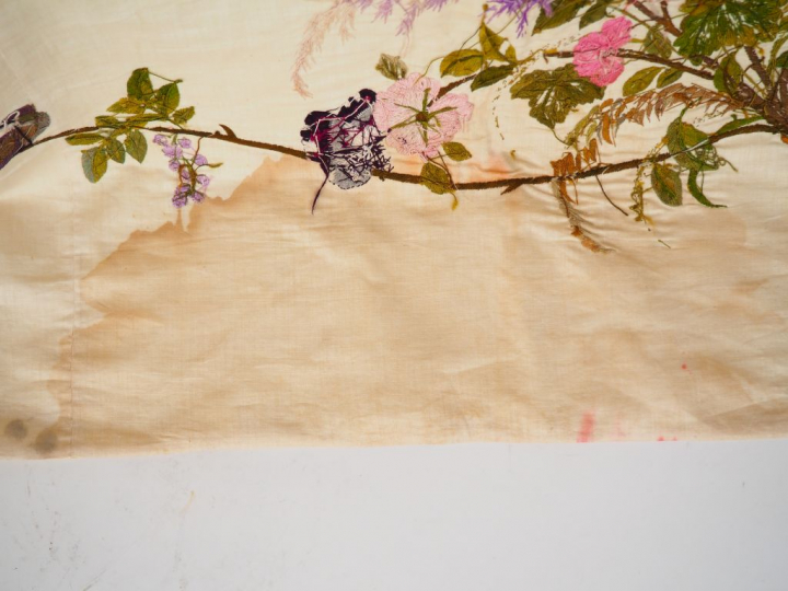 Grande tenture en satin de soie crème brodée aux fils polychromes d’un