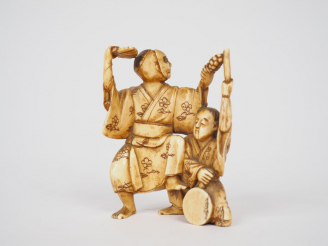 Vente aux enchères Petit okimono en ivoire représentant un acteur de théâtre accompagné d