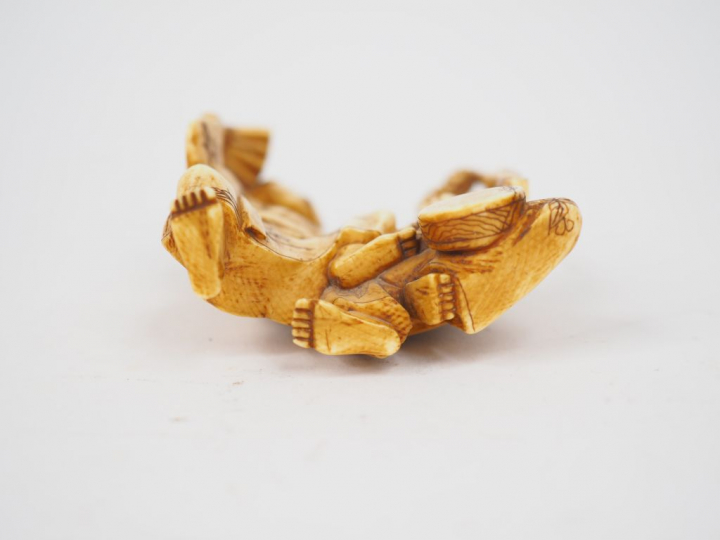 Petit okimono en ivoire représentant un acteur de théâtre accompagné d