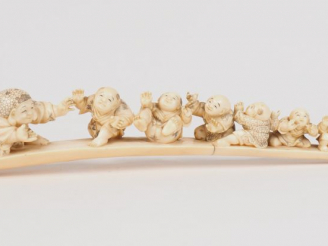 Vente aux enchères Okimono finement sculpté dans une pointe de défense, représentant Hote