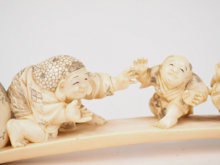 Okimono finement sculpté dans une pointe de défense, représentant Hote