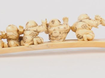 Okimono finement sculpté dans une pointe de défense, représentant Hote