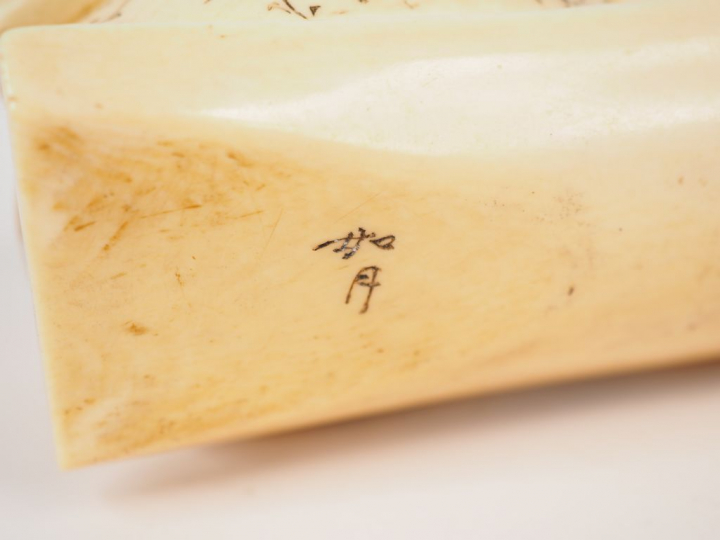 Okimono finement sculpté dans une pointe de défense, représentant Hote