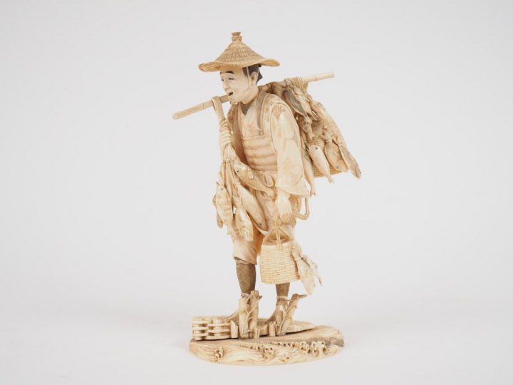 Okimono en ivoire représentant un poissonnier ambulant. Japon, période
