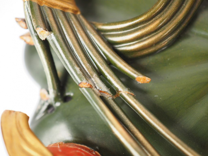 Présentoir floriforme, reposant sur des tiges et fleurs de lotus, à dé