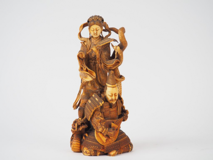 Okimono en ivoire ‘Samouraï jouant du Biwa accompagné d’une divinité a