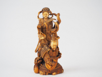Vente aux enchères Okimono en ivoire ‘Samouraï jouant du Biwa accompagné d’une divinité a