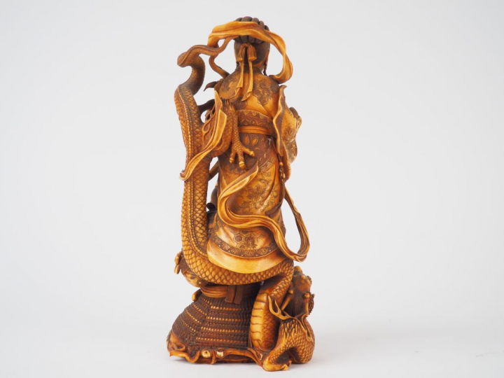 Okimono en ivoire ‘Samouraï jouant du Biwa accompagné d’une divinité a