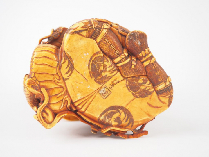 Okimono en ivoire ‘Samouraï jouant du Biwa accompagné d’une divinité a