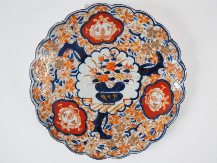 Plat floriforme en porcelaine d'Imari, décor en bleu, corail et or de 