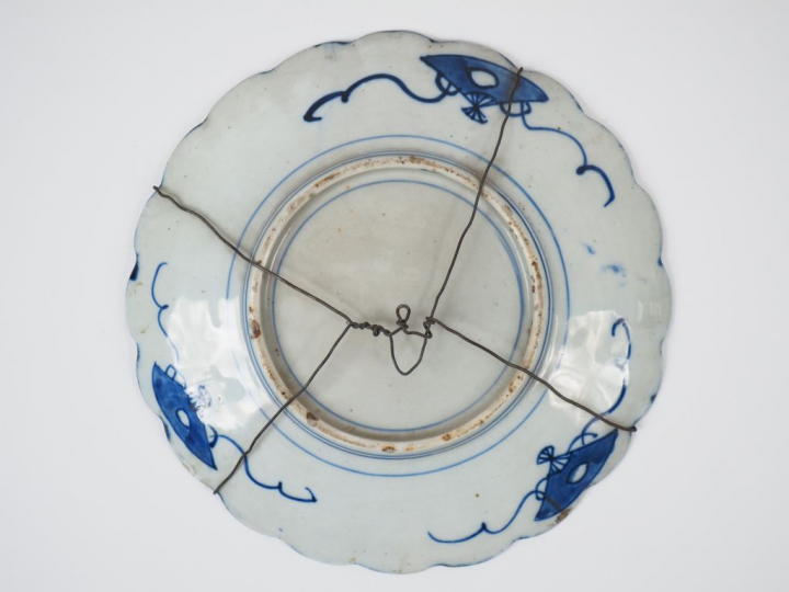 Plat floriforme en porcelaine d'Imari, décor en bleu, corail et or de 