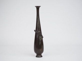 Vente aux enchères Vase soliflore en bronze à patine brun clair, à décor d'un lézard en r