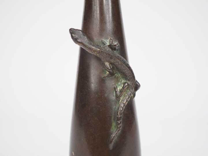 Vase soliflore en bronze à patine brun clair, à décor d'un lézard en r
