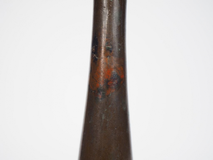 Vase soliflore en bronze à patine brun clair, à décor d'un lézard en r