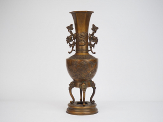 Vente aux enchères Vase pansu à col de forme hexagonale en bronze de patine claire, à déc