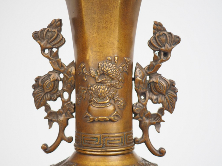 Vase pansu à col de forme hexagonale en bronze de patine claire, à déc