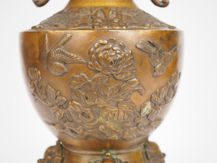 Vase pansu à col de forme hexagonale en bronze de patine claire, à déc