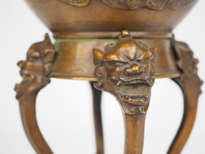 Vase pansu à col de forme hexagonale en bronze de patine claire, à déc