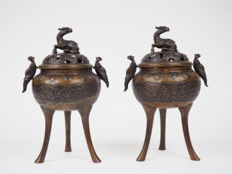 Vente aux enchères Paire de brûle-parfum tripodes en bronze de patine claire, à décor cis