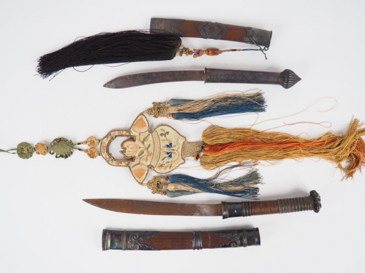 Deux poignards, fourreaux en bois et éléments d'argent, à décor de mot