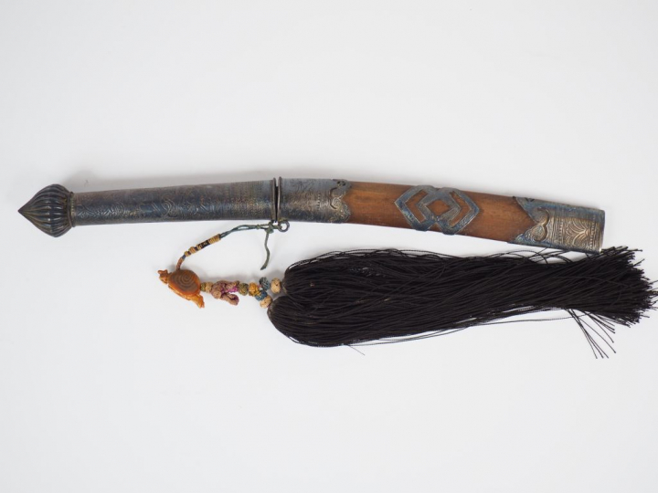 Deux poignards, fourreaux en bois et éléments d'argent, à décor de mot