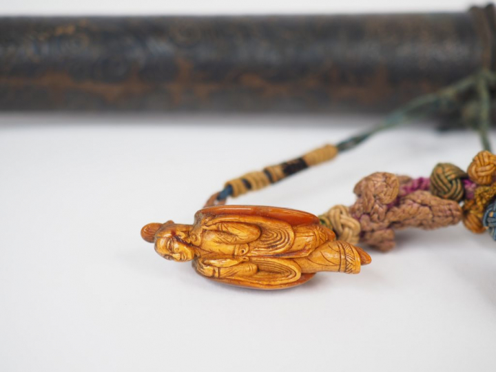 Deux poignards, fourreaux en bois et éléments d'argent, à décor de mot