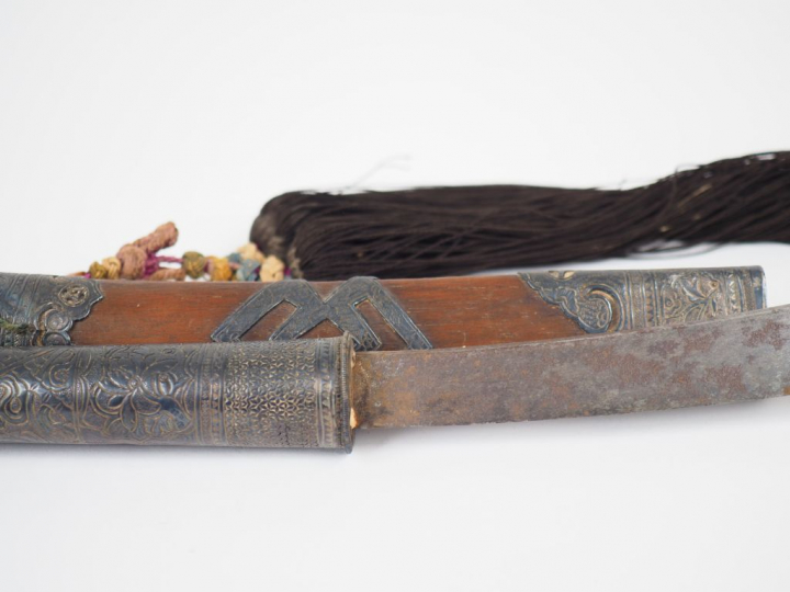 Deux poignards, fourreaux en bois et éléments d'argent, à décor de mot