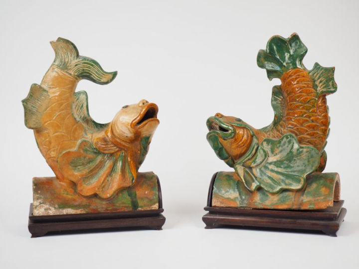 Deux tuiles faitières formant pendant en céramique émaillée sancai rep