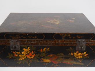 Vente aux enchères Coffre à abattant en bois laqué, à décor de faisans branchés sur un pi