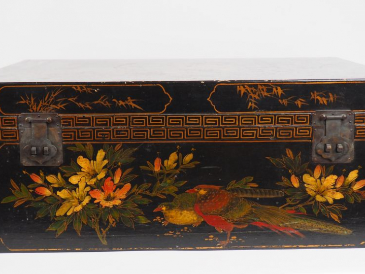 Coffre à abattant en bois laqué, à décor de faisans branchés sur un pi
