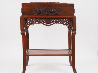 Vente aux enchères Travailleuse en bois de rose finement sculpté d'une scène de dragon po