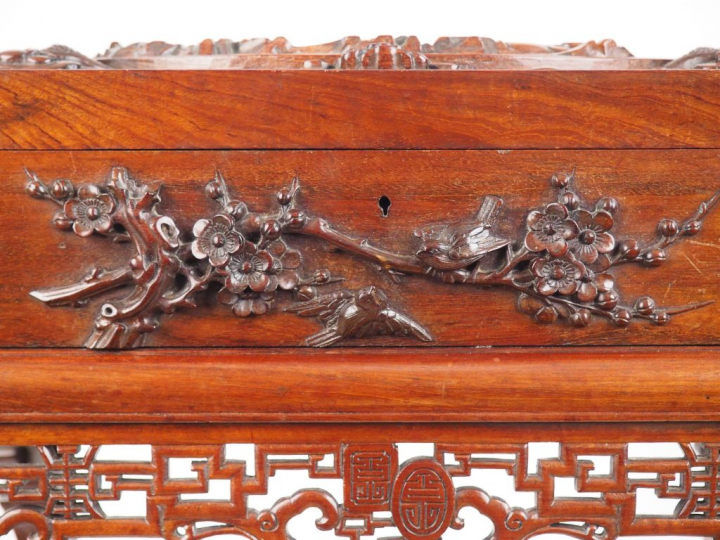 Travailleuse en bois de rose finement sculpté d'une scène de dragon po