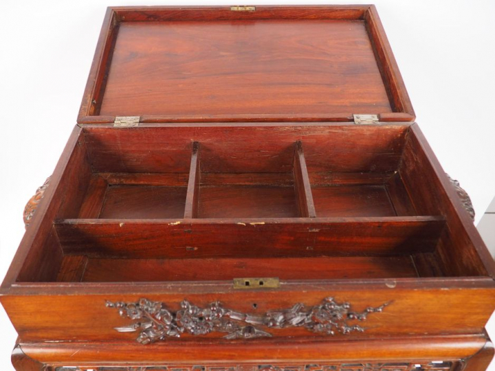 Travailleuse en bois de rose finement sculpté d'une scène de dragon po