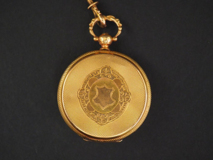Montre de col et sa giletière en or jaune.  Cadran à chiffres romains 