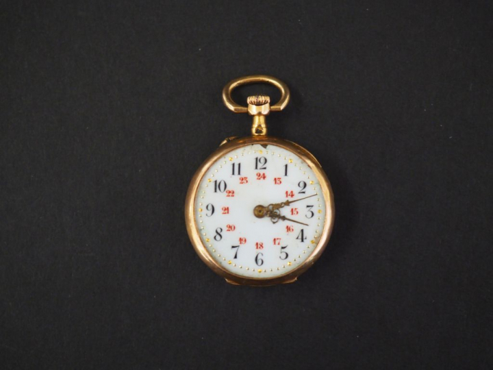 Petite montre de col en or jaune.  Le revers, à décor de trophée d'ins