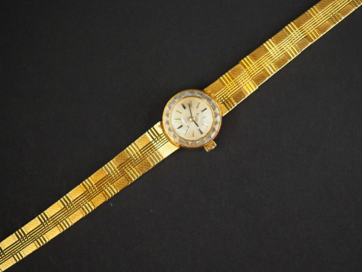 OMEGA. Montre bracelet de dame, boitier et bracelet en or jaune.  Poid