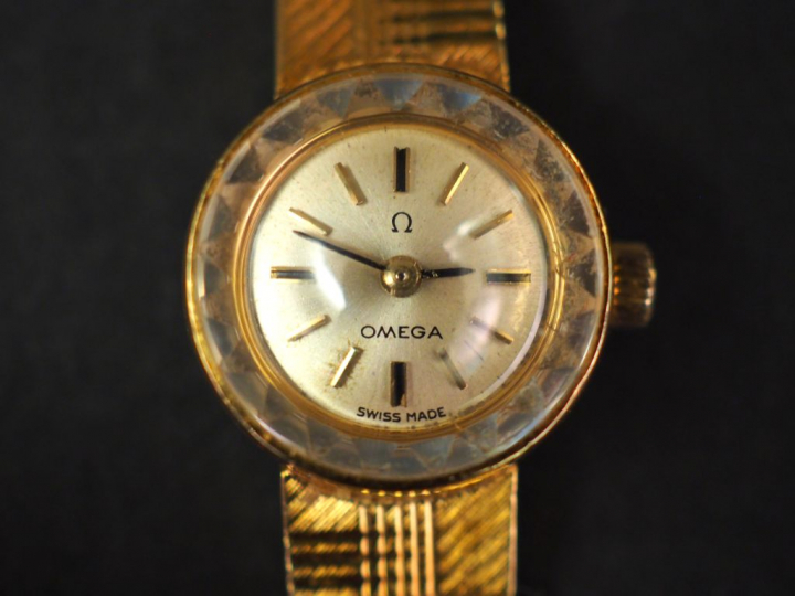 OMEGA. Montre bracelet de dame, boitier et bracelet en or jaune.  Poid
