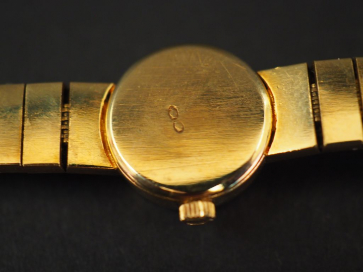 OMEGA. Montre bracelet de dame, boitier et bracelet en or jaune.  Poid