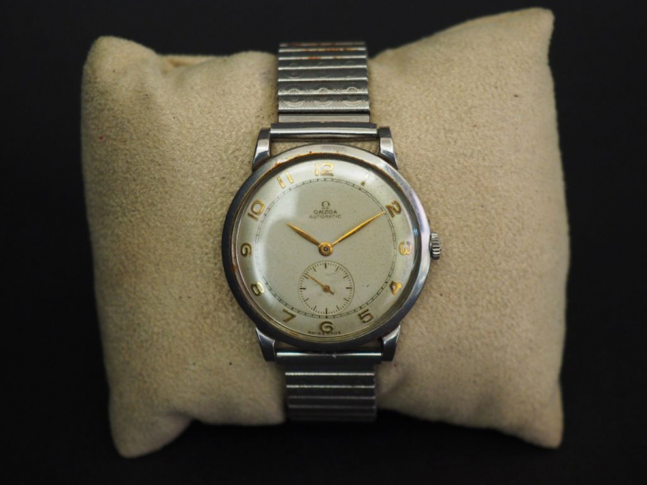 OMEGA Montre bracelet d'homme en acier. Cadran à chiffres arabes et in