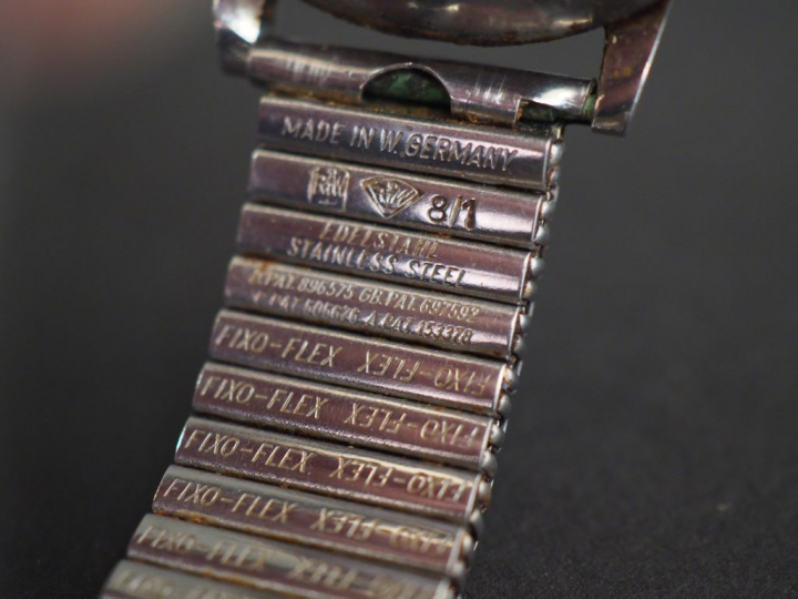 OMEGA Montre bracelet d'homme en acier. Cadran à chiffres arabes et in