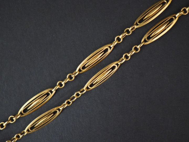 Giletière en or jaune, composée de maillons ovales. Poids. 14,30 g