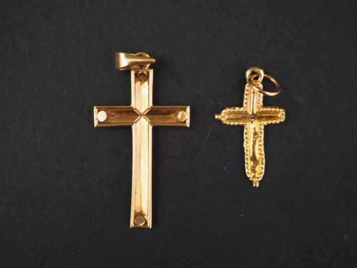Deux différents pendentifs en or jaune en forme de croix.  2 x 1,3 cm 