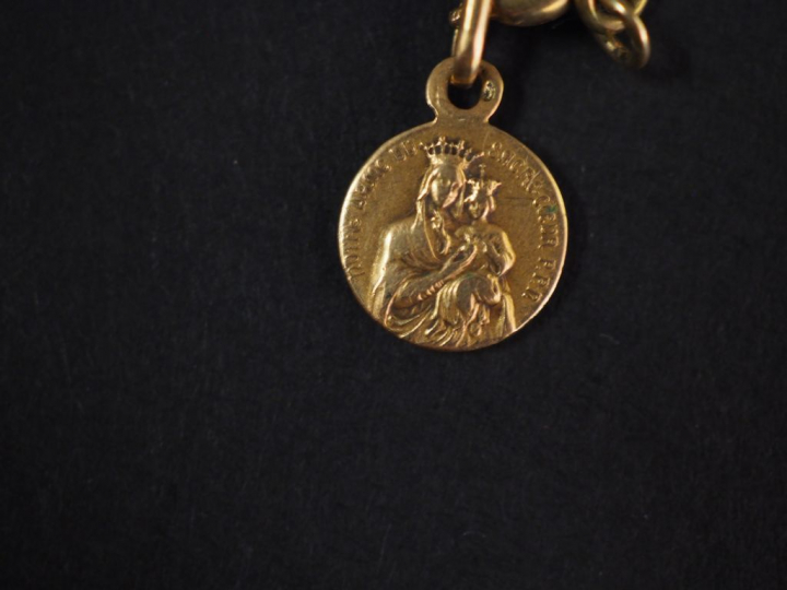 Bracelet de naissance en or jaune, à décor de maillons filigranés.  Lo