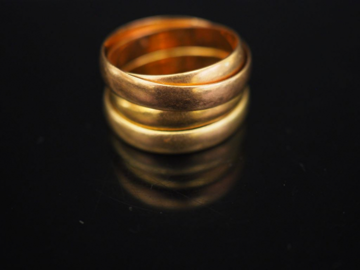 Quatre différentes alliances en or jaune.  Poids. 10,49 g