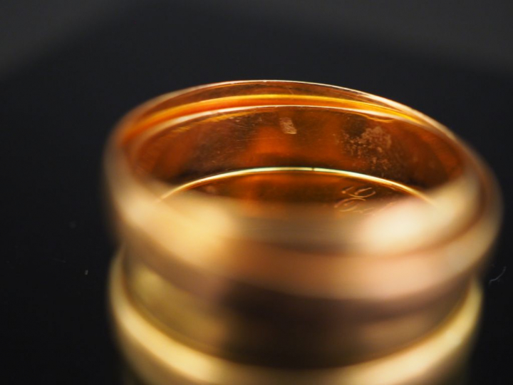 Quatre différentes alliances en or jaune.  Poids. 10,49 g