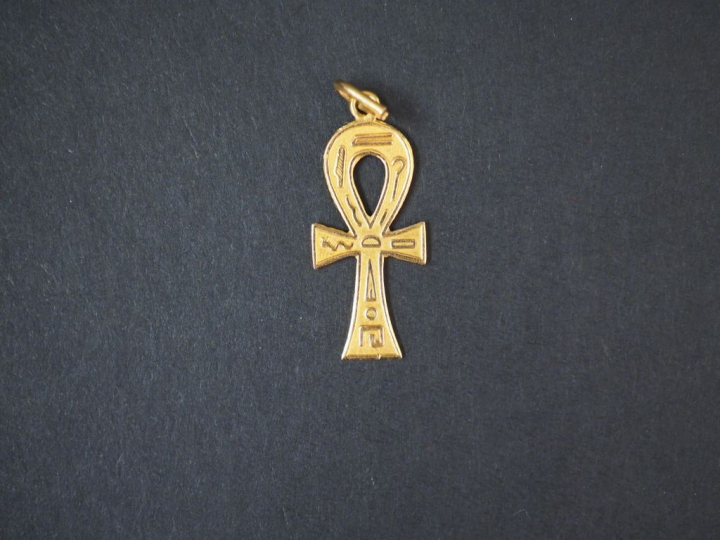Pendentif de style égyptien en or jaune.  2,6 x 1,3 cm  Poids. 1,90 g