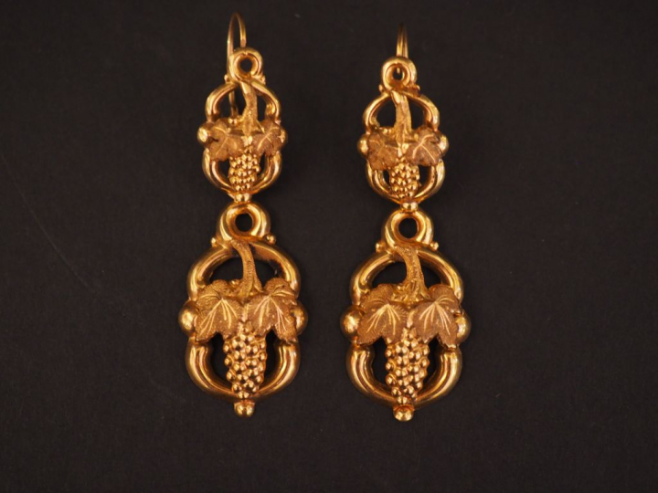 Paire de boucles d'oreilles Napoléon III en or jaune, à décor de grapp