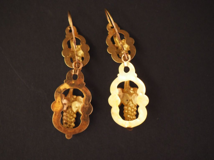 Paire de boucles d'oreilles Napoléon III en or jaune, à décor de grapp