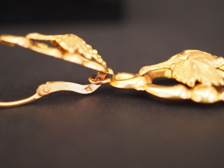 Paire de boucles d'oreilles Napoléon III en or jaune, à décor de grapp