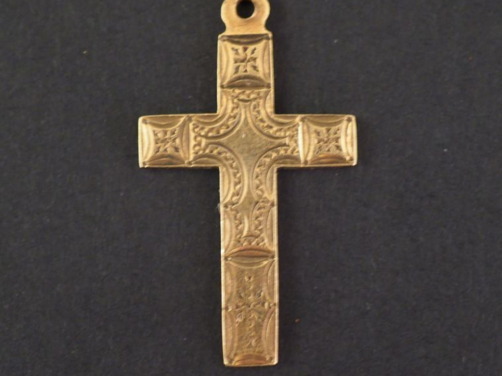 Pendentif en forme de croix en or jaune.  2,9 x 1,7 cm Poids. 2,69 g